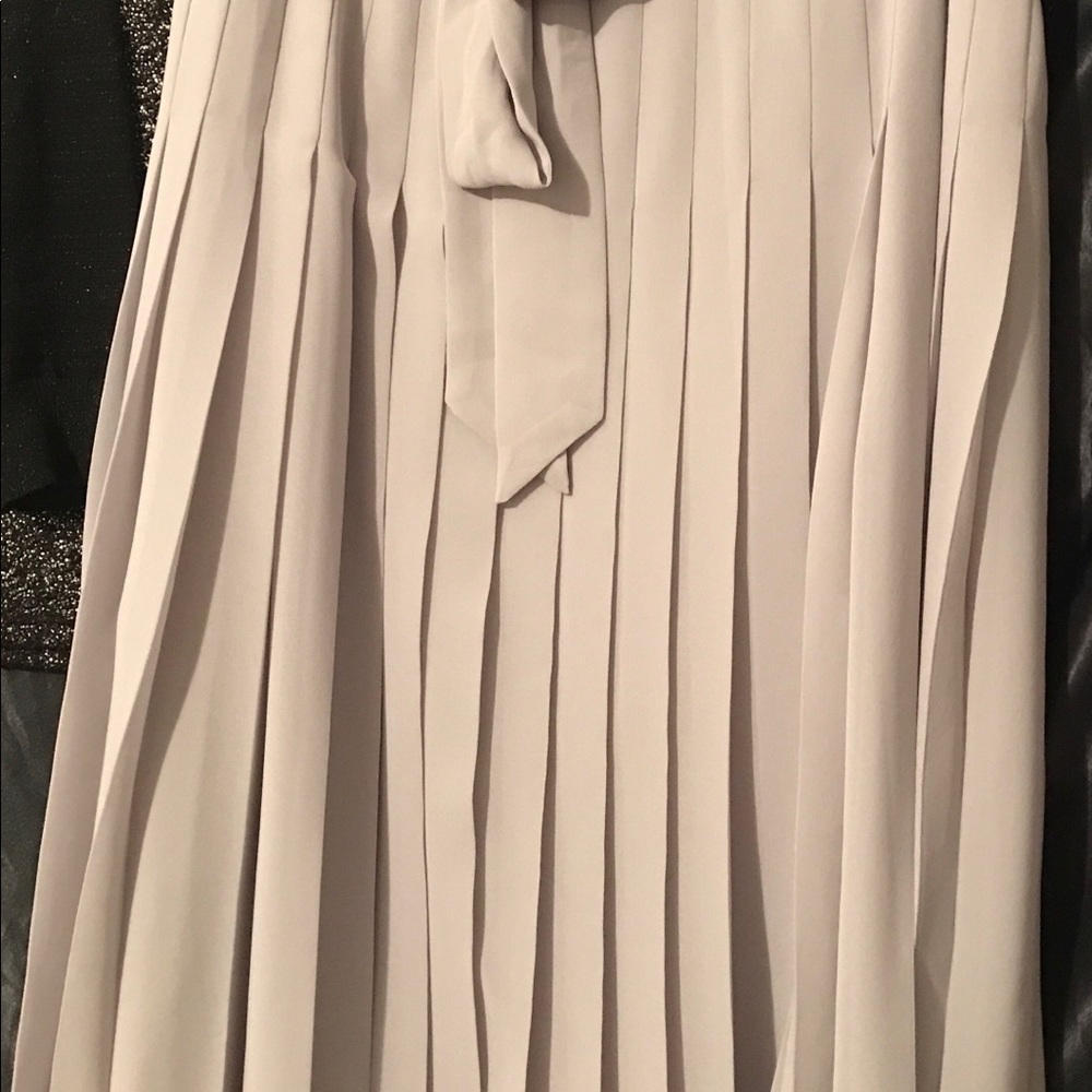 Ann Taylor light silver/gray pleated skirt size 2. - Picture 1 of 10